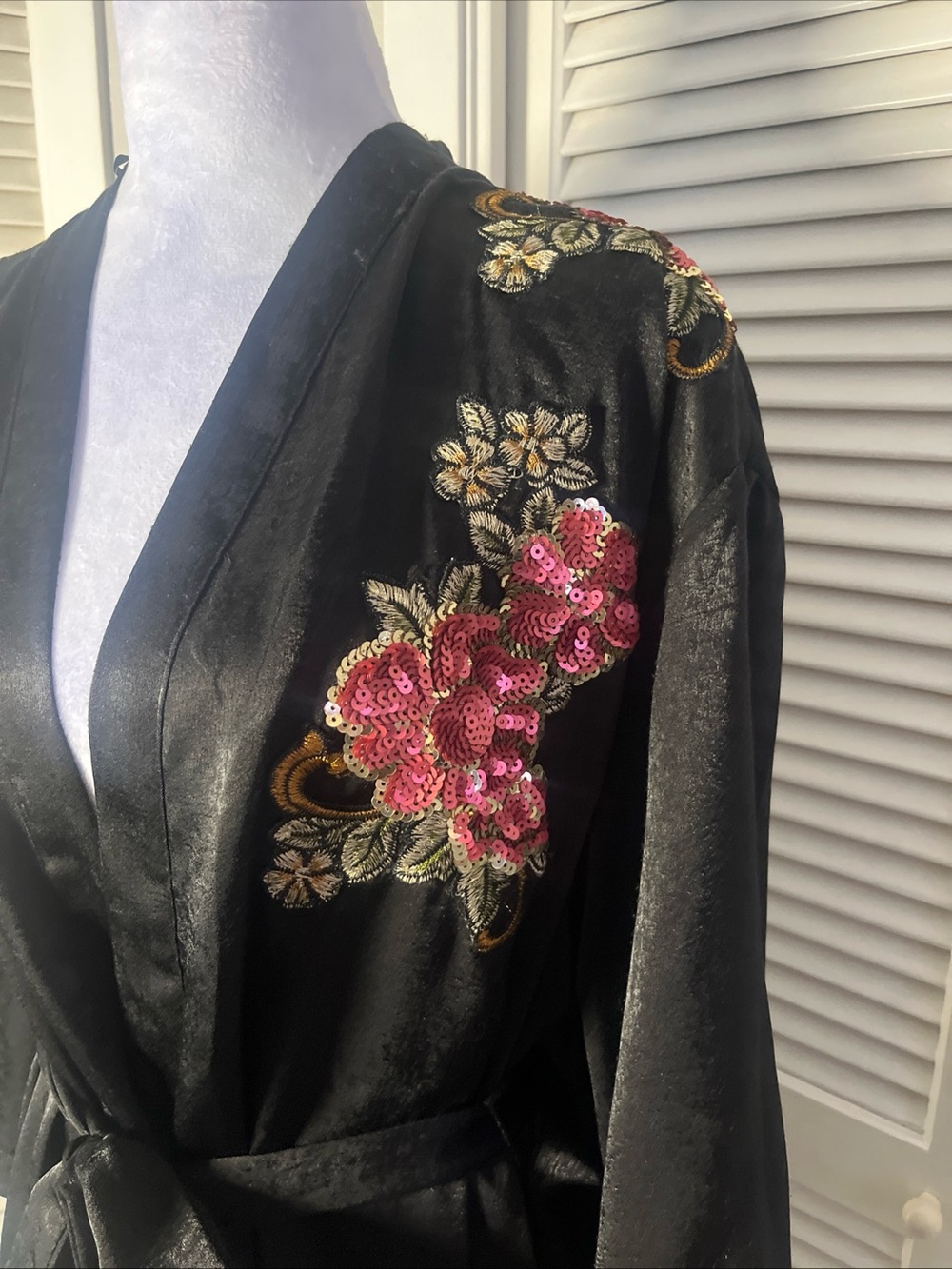 Nichole Lynel Black Satin Floral-Embroidered Robe Sz S - Picture 2 of 10